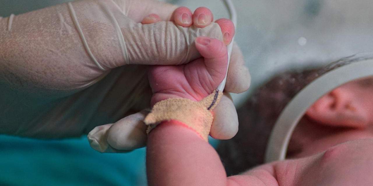 Kucağındaki bebeği emzirecekken kendisinin olmadığını fark etti!